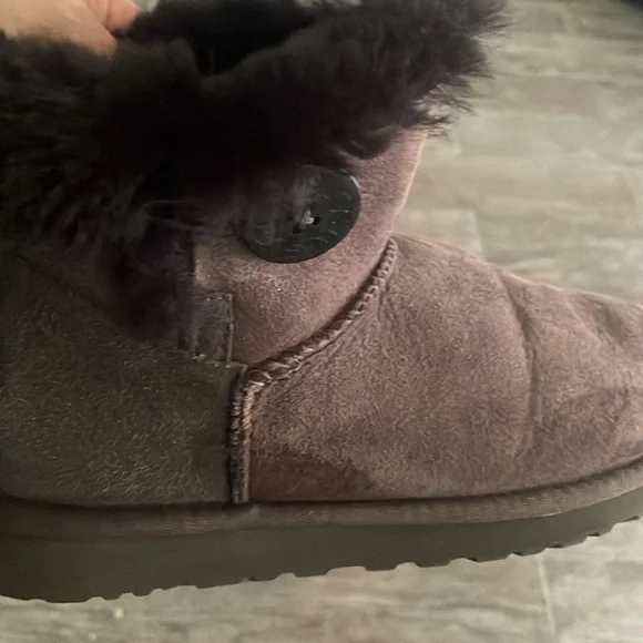 Ugg Mini Bailey Button - Picture 5 of 6